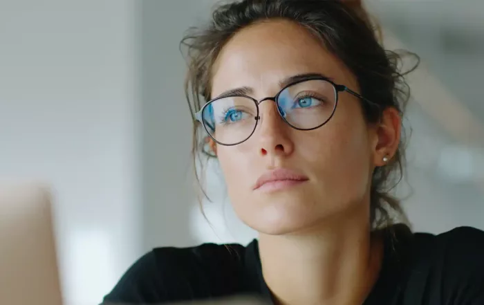 Femme devant un écran pour illustré l'article : Lunettes pour écran - mythe ou réalité - ArtOptique