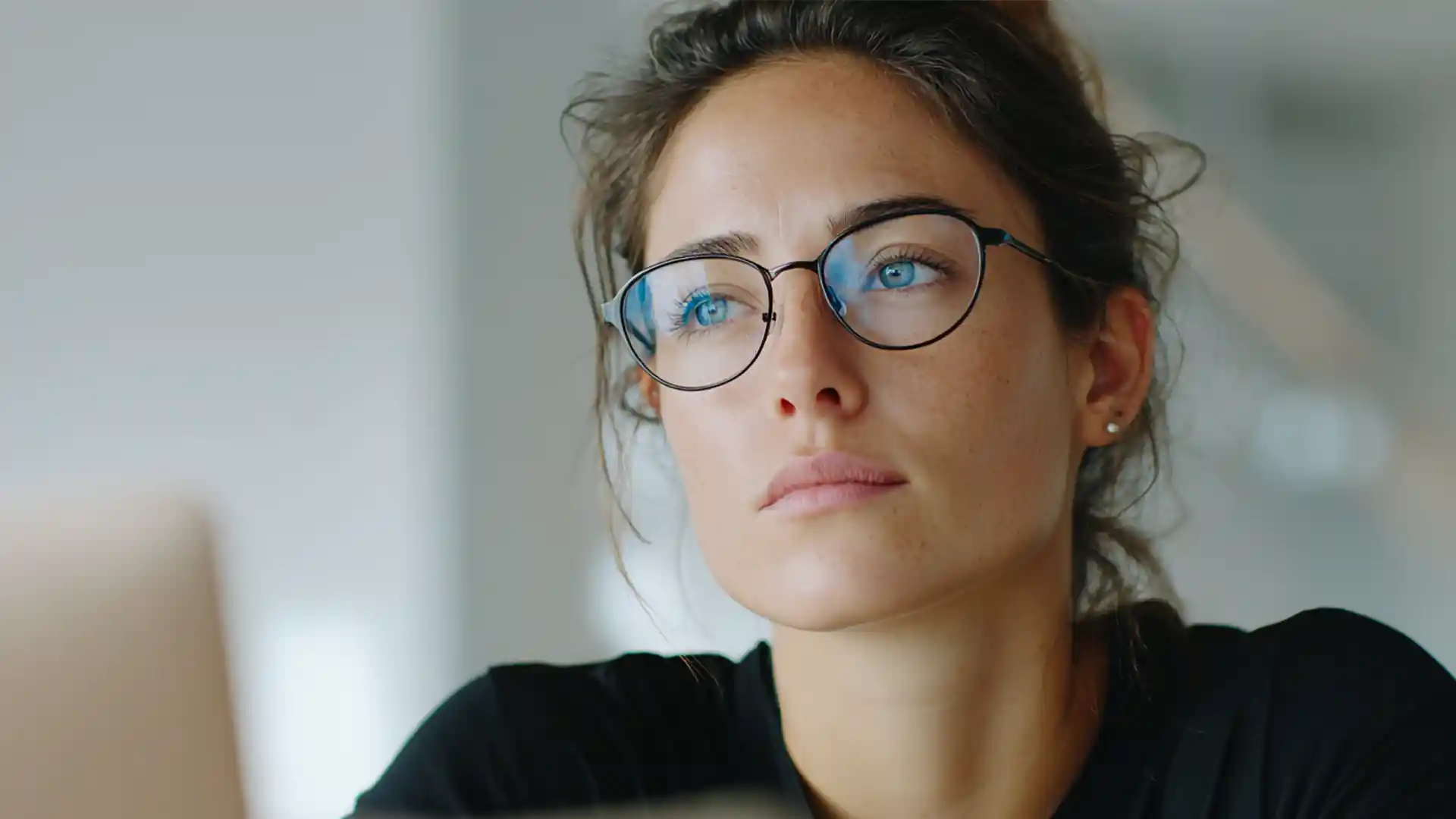 Femme devant un écran pour illustré l'article : Lunettes pour écran - mythe ou réalité - ArtOptique