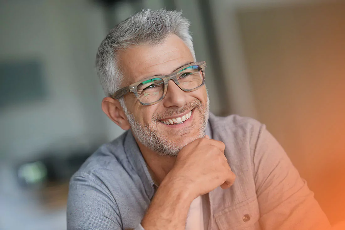 p1b Un homme avec des lunettes